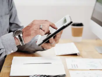 homem-usando-tablet-pc